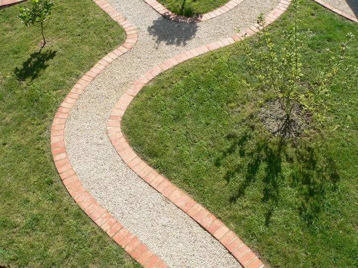 Un camino de grava para nuestro jardín